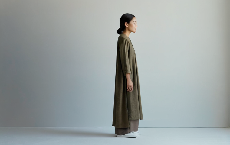 연극배우와 음향의 중요성 - **Prompt:** A solo actor, gender-neutral, stands on a minimalist stage, bathed in soft, ethereal lig...